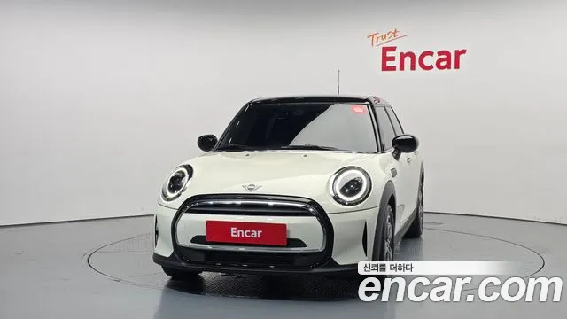 Mini Cooper Cooper 5 дверей Classic Launch Pack — Фото автомобиля 3