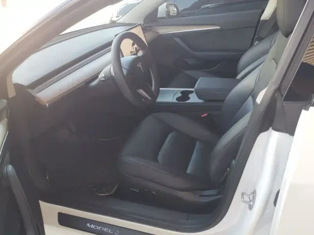 Tesla Model 3 — Фото автомобиля 9