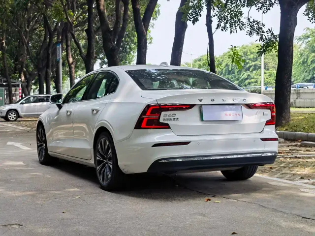 Volvo S60 Plug-in Hybrid — Фото автомобиля 6
