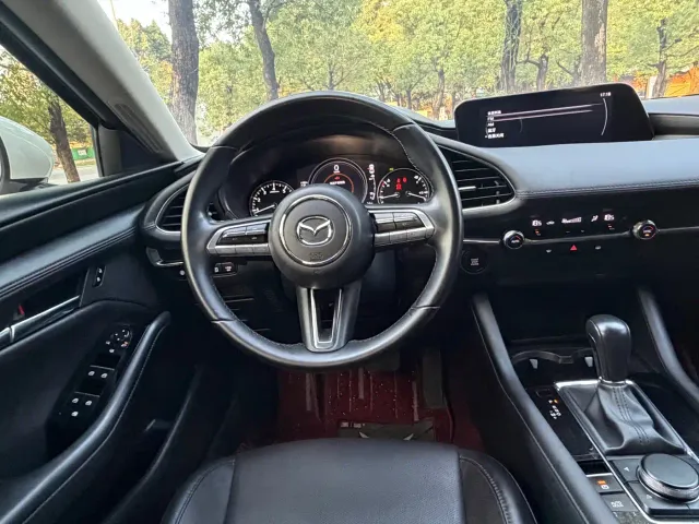 Mazda Axela — Фото автомобиля 11