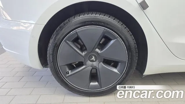 Tesla Model 3 — Фото автомобиля 5
