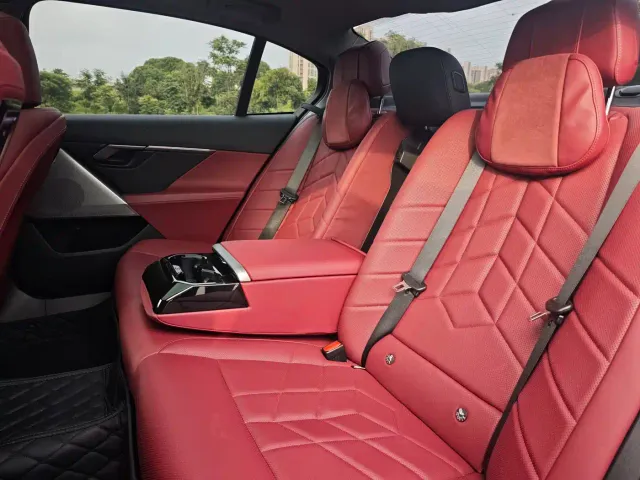 BMW i5 — Фото автомобиля 11