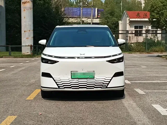 Xpeng X9 — Фото автомобиля 2