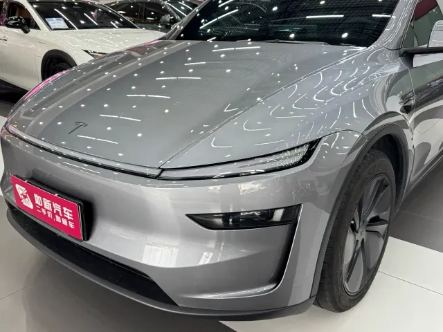 Tesla Model Y — Фото автомобиля 9