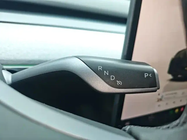 Tesla Model Y — Фото автомобиля 13