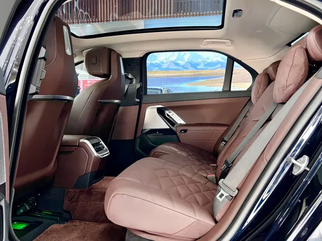 BMW 7 Series — Фото автомобиля 10
