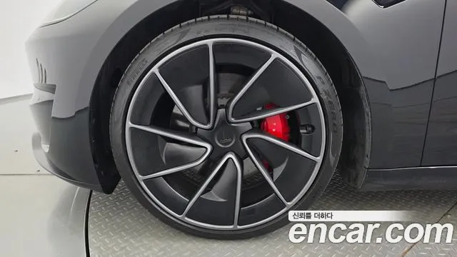 Tesla Model 3 — Фото автомобиля 2