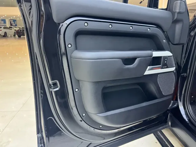 Land Rover Defender — Фото автомобиля 14