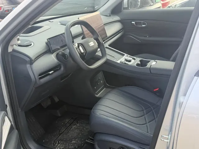 Geely Galaxy Starship 7 EM-i — Фото автомобиля 4