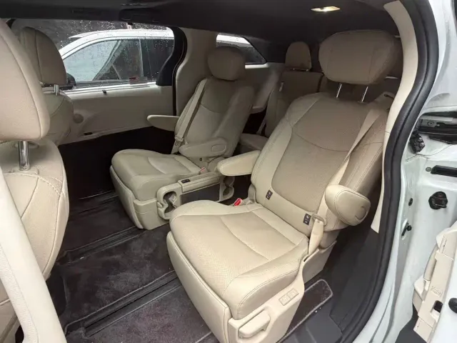 Toyota Sienna — Фото автомобиля 4