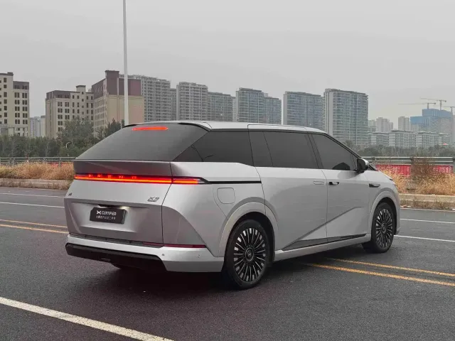 Xpeng X9 — Фото автомобиля 7