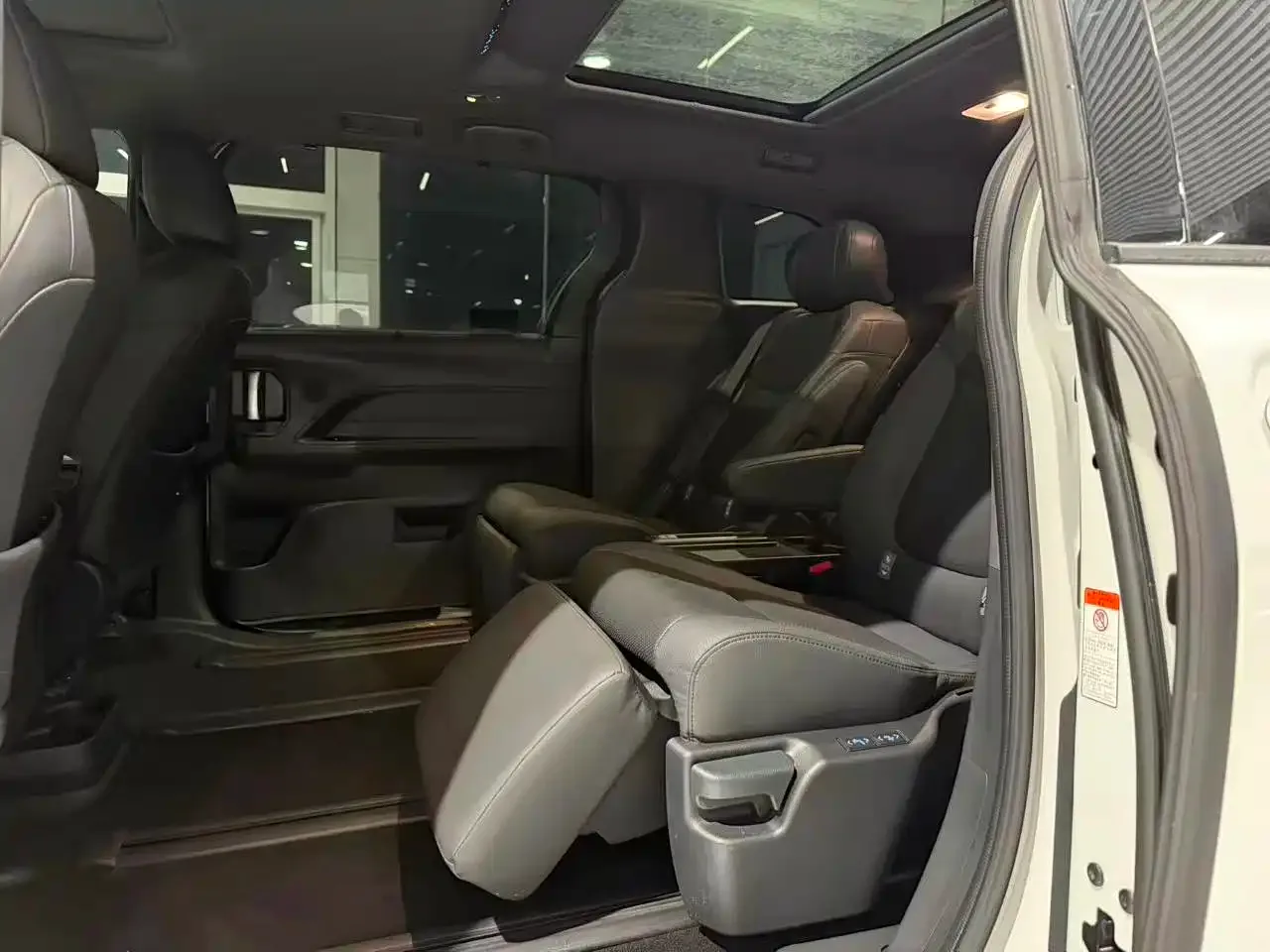 Toyota Granvia 2022 2.5L Hybrid Noble Edition — Фото автомобиля 16