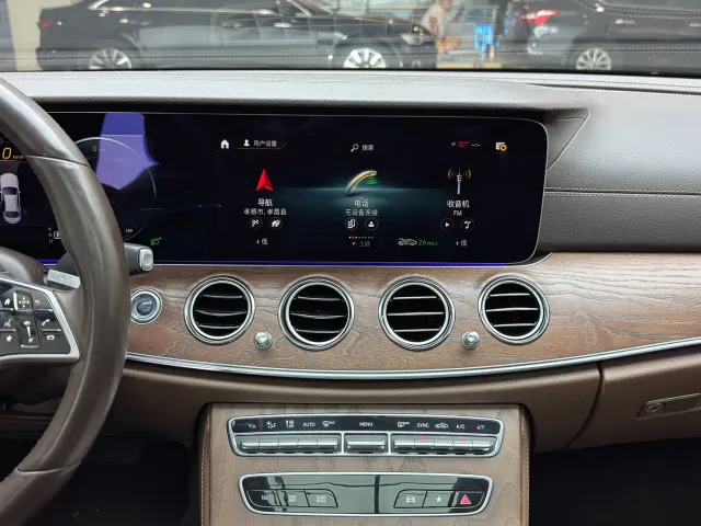 Mercedes-Benz E-Class — Фото автомобиля 11