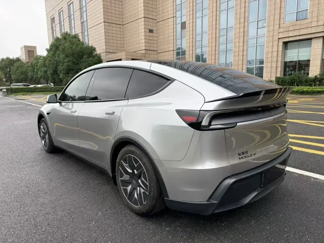 Tesla Model Y L — Фото автомобиля 7