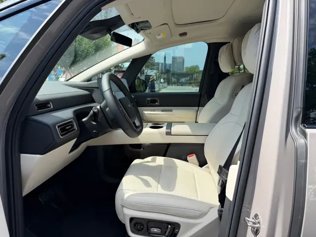 Li Auto MEGA — Фото автомобиля 12
