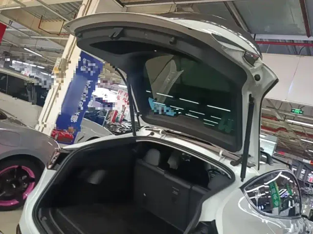 Tesla Model Y — Фото автомобиля 18