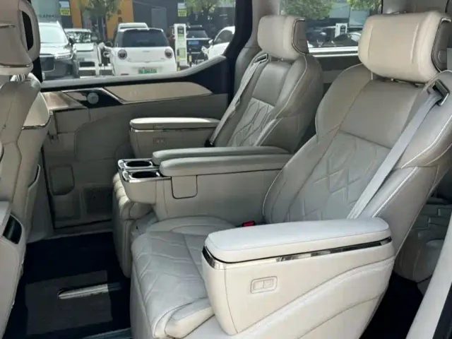 Volvo EM90 — Фото автомобиля 5