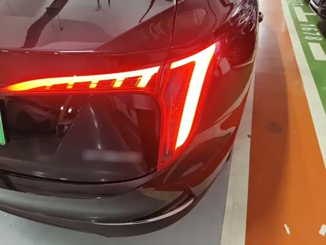 Hongqi E-QM5 — Фото автомобиля 7