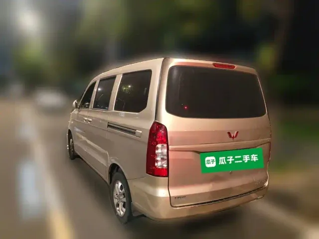 Wuling Hongguang V — Фото автомобиля 6