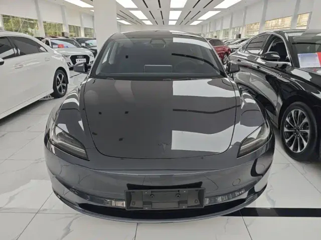 Tesla Model 3 — Фото автомобиля 2