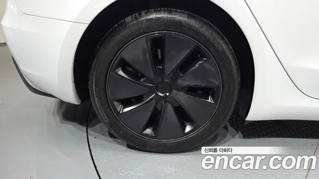 Tesla Model 3 — Фото автомобиля 5
