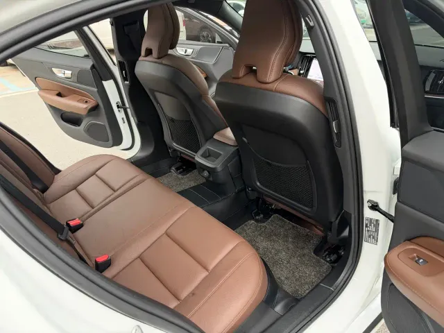 Volvo S60 — Фото автомобиля 23