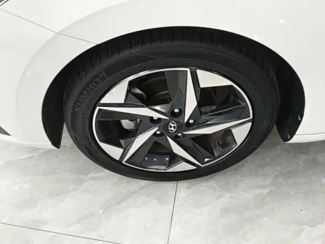 Hyundai Elantra — Фото автомобиля 22