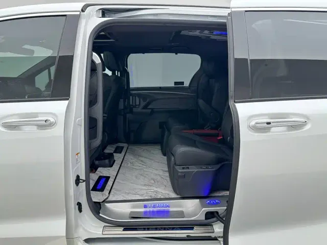 Toyota Sienna — Фото автомобиля 17