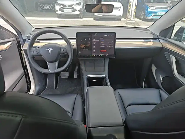 Tesla Model Y — Фото автомобиля 5