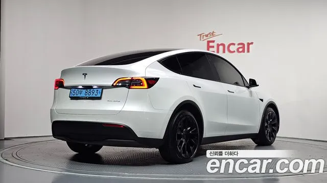 Tesla Model Y — Фото автомобиля 2