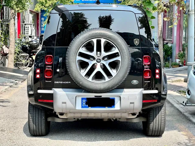 Land Rover Defender — Фото автомобиля 8