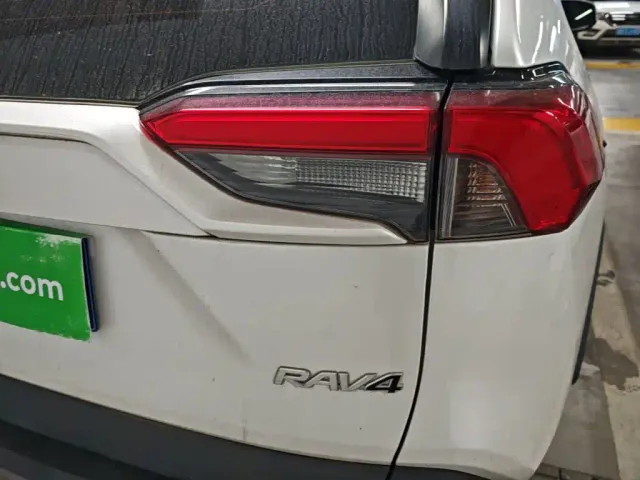 Toyota RAV4 — Фото автомобиля 7