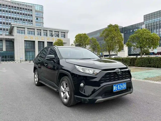 Toyota RAV4 — Фото автомобиля 3