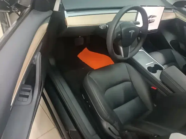 Tesla Model 3 — Фото автомобиля 15