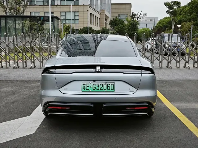 Yangwang Yangwang U7 2025 Model PHEV 4-Seat Flagship — Фото автомобиля 5
