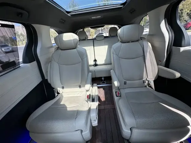 Toyota Granvia 2022 2.5L Hybrid Noble Edition — Фото автомобиля 23