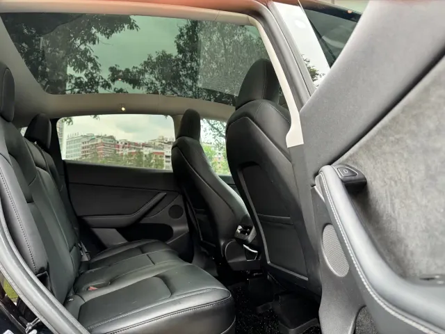 Tesla Model Y — Фото автомобиля 11