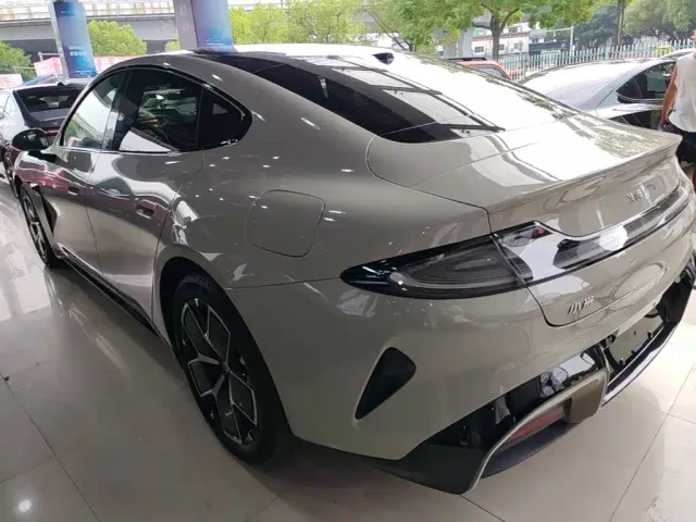Xiaomi SU7 — Фото автомобиля 4