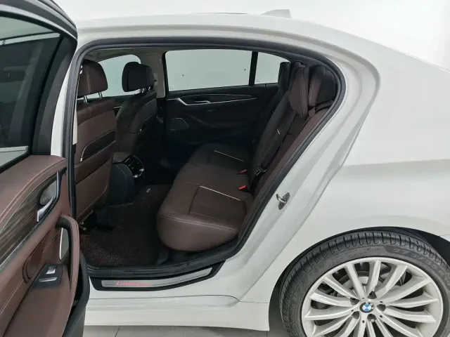BMW 5 Series — Фото автомобиля 16