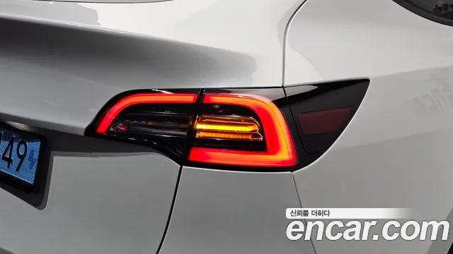 Tesla Model Y — Фото автомобиля 21
