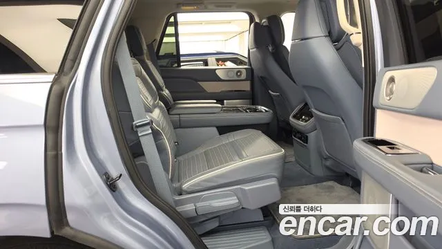 Lincoln Navigator — Фото автомобиля 12