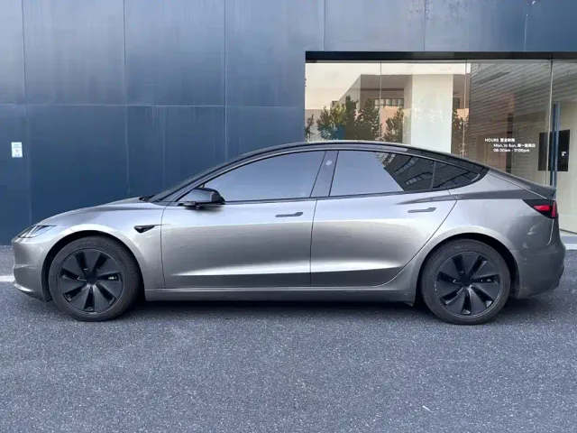 Tesla Model 3 — Фото автомобиля 4
