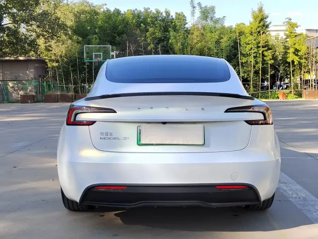 Tesla Model 3 — Фото автомобиля 5