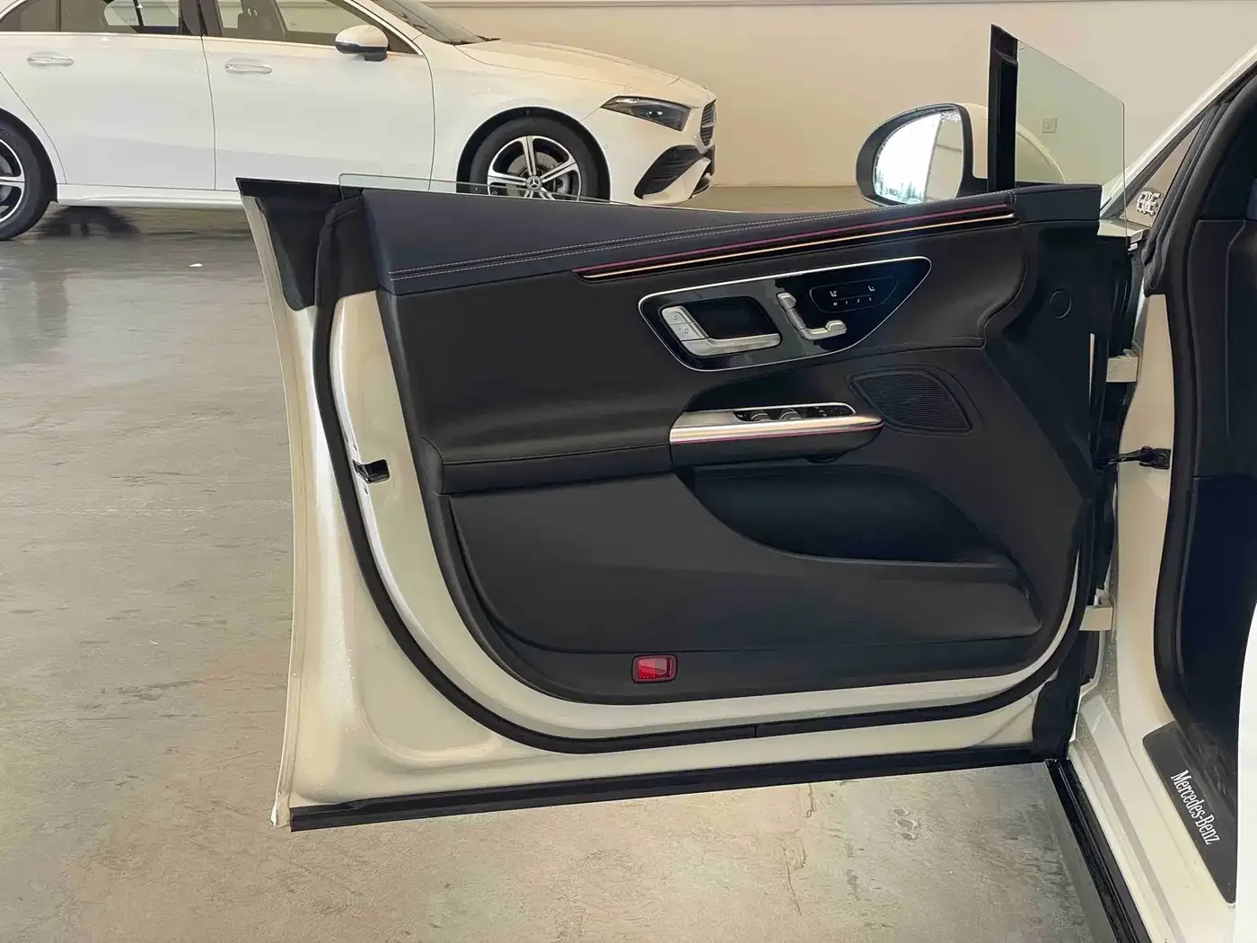 Mercedes-Benz Mercedes-Benz EQE 2025 Model 500 4MATIC Luxury Edition — Фото автомобиля 9