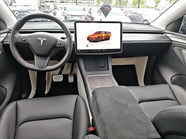 Tesla Model Y — Фото автомобиля 9