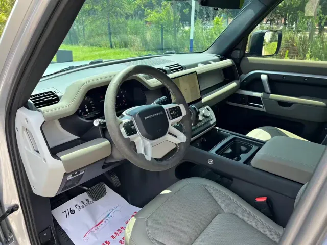 Land Rover Defender — Фото автомобиля 9