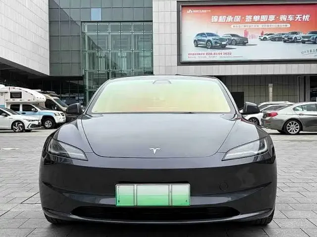 Tesla Model 3 — Фото автомобиля 2