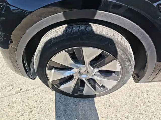 Tesla Model Y — Фото автомобиля 24