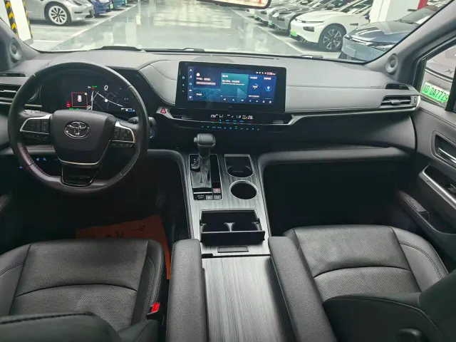 Toyota Sienna — Фото автомобиля 14