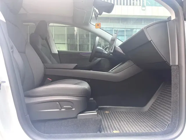 Tesla Model Y — Фото автомобиля 8